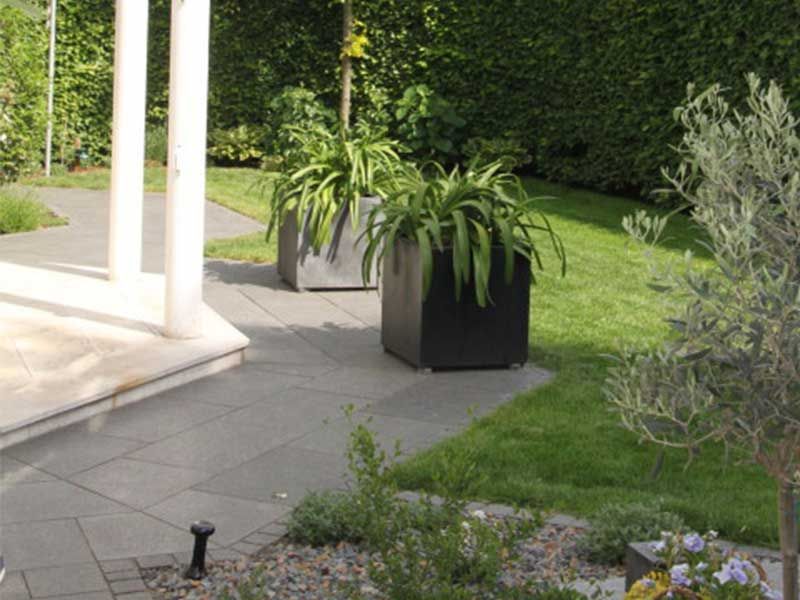 Eine Terrasse mit ein paar Topfpflanzen darauf