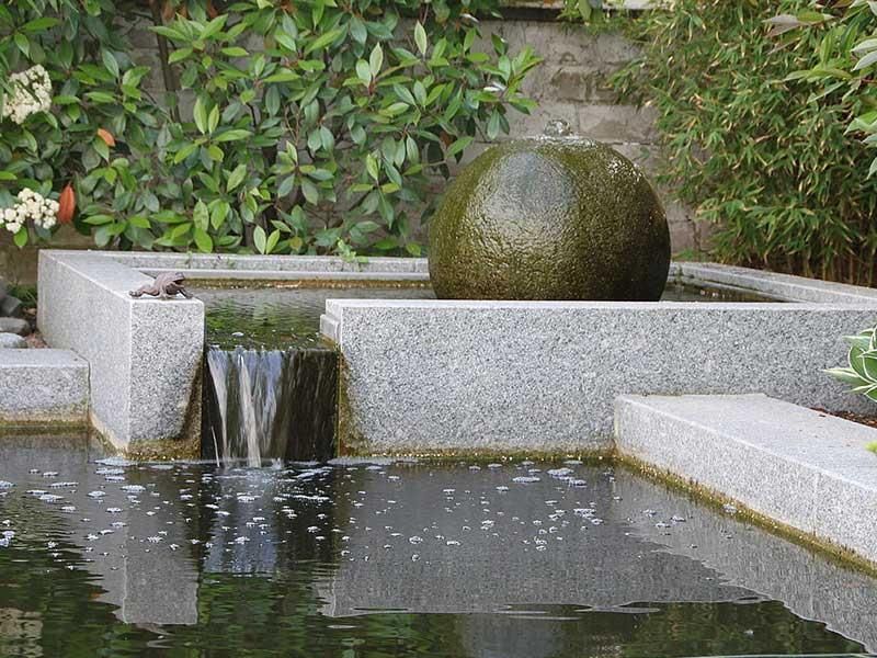 Ein Brunnen mit einer großen Kugel in der Mitte