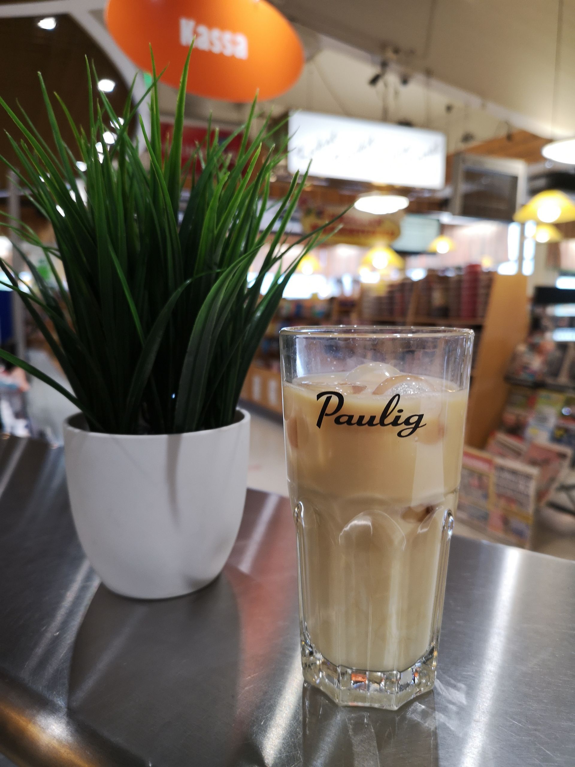 Viherkasvi ja kahvikuppi