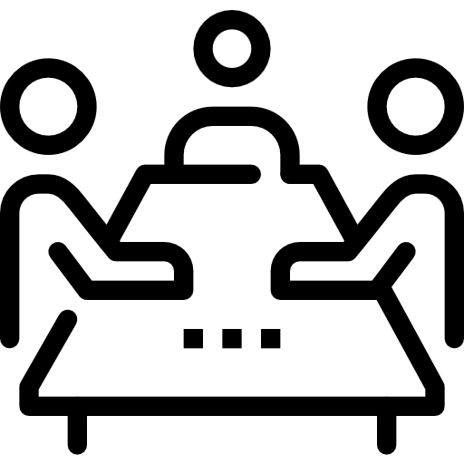 Kolme hahmoa istui pöydän ympärillä ja oli mukana kokouksessa.