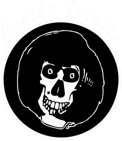 Ilustración en blanco y negro de una calavera, dentro de un círculo negro; "Concha Velasco" en cursiva blanca arriba.