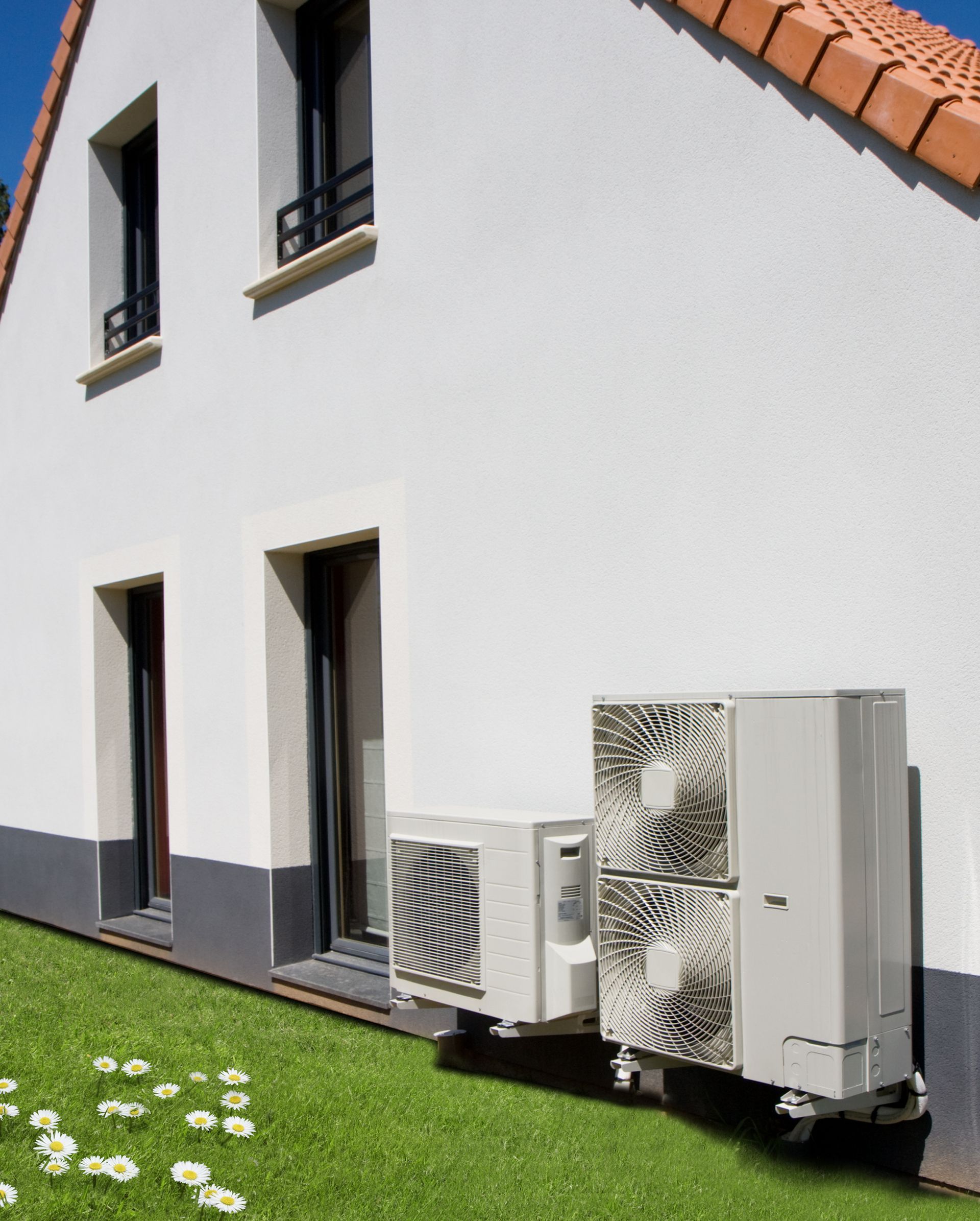 Maison avec panneaux solaires sur son toit.
