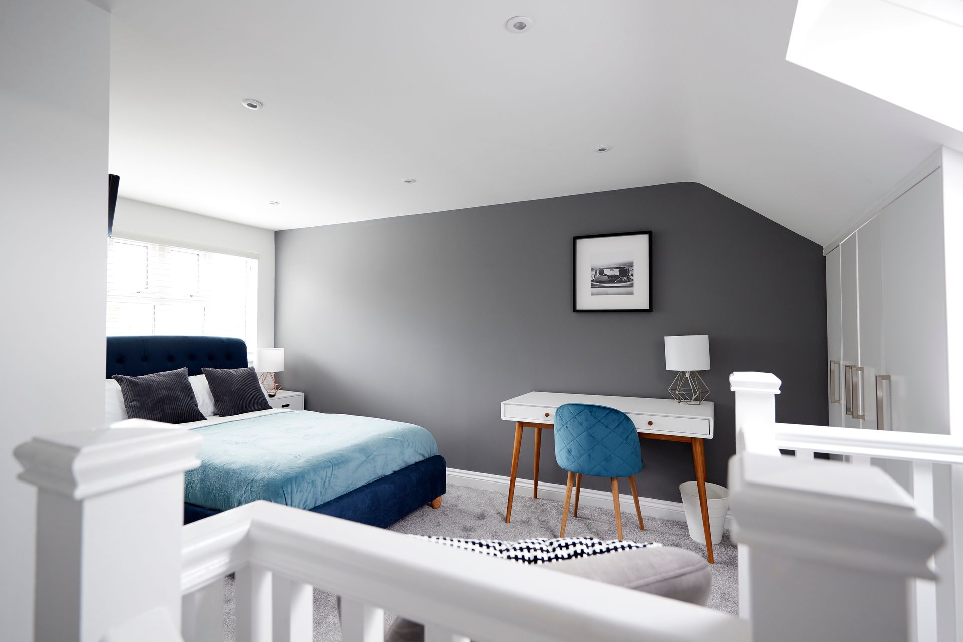 Intérieur de chambre à coucher et espace bureau.