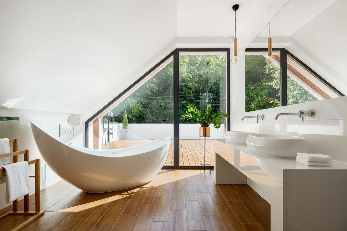 Une salle de bains avec portes vitrées.