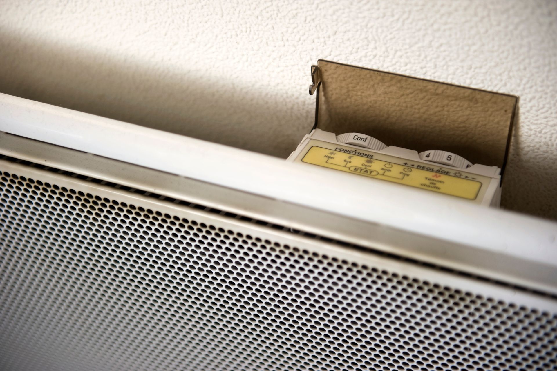 Un panneau de contrôle ouvert pour un radiateur radiant.