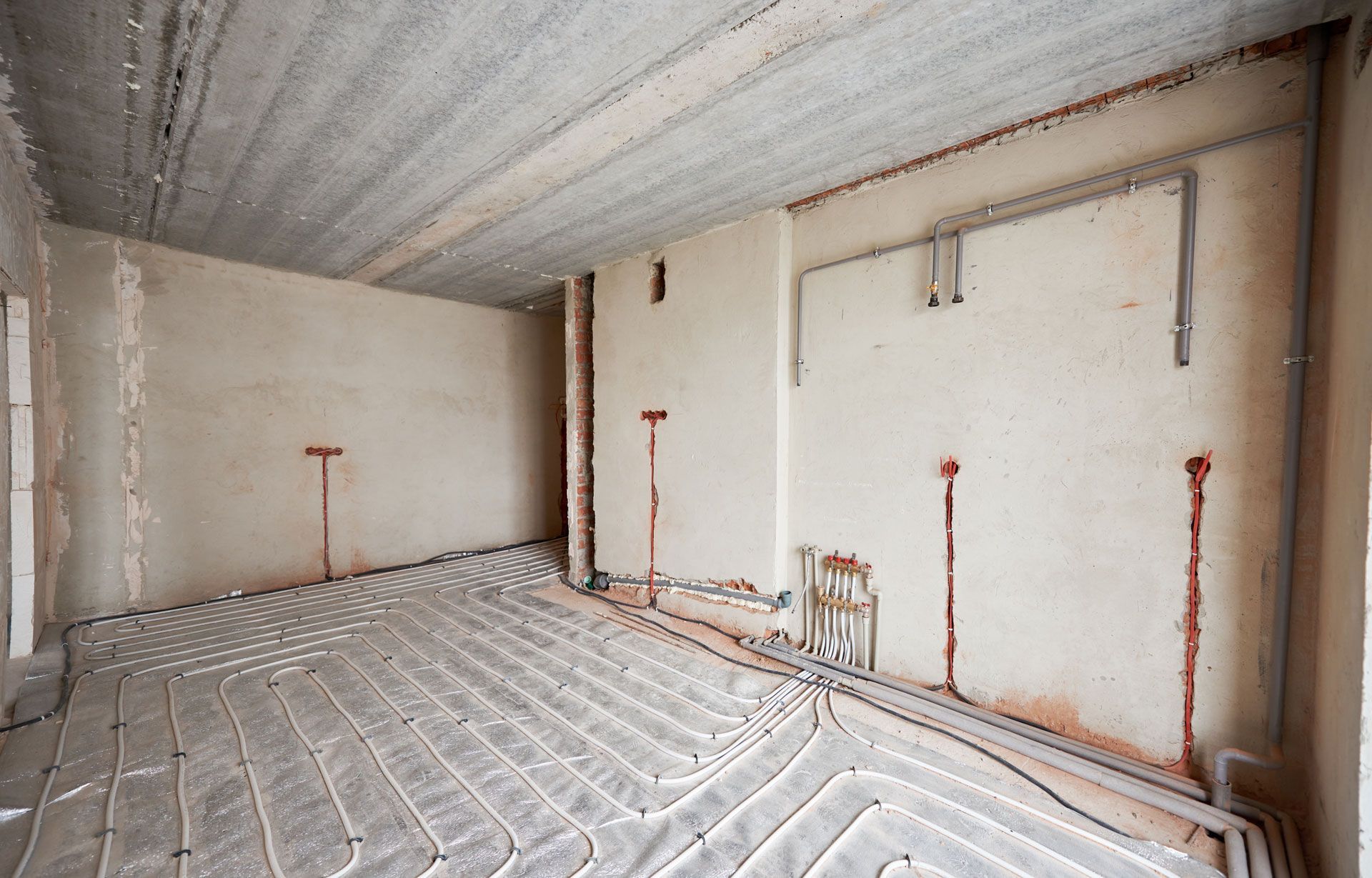 Conduits et système de tuyaux pour un chauffage au sol.