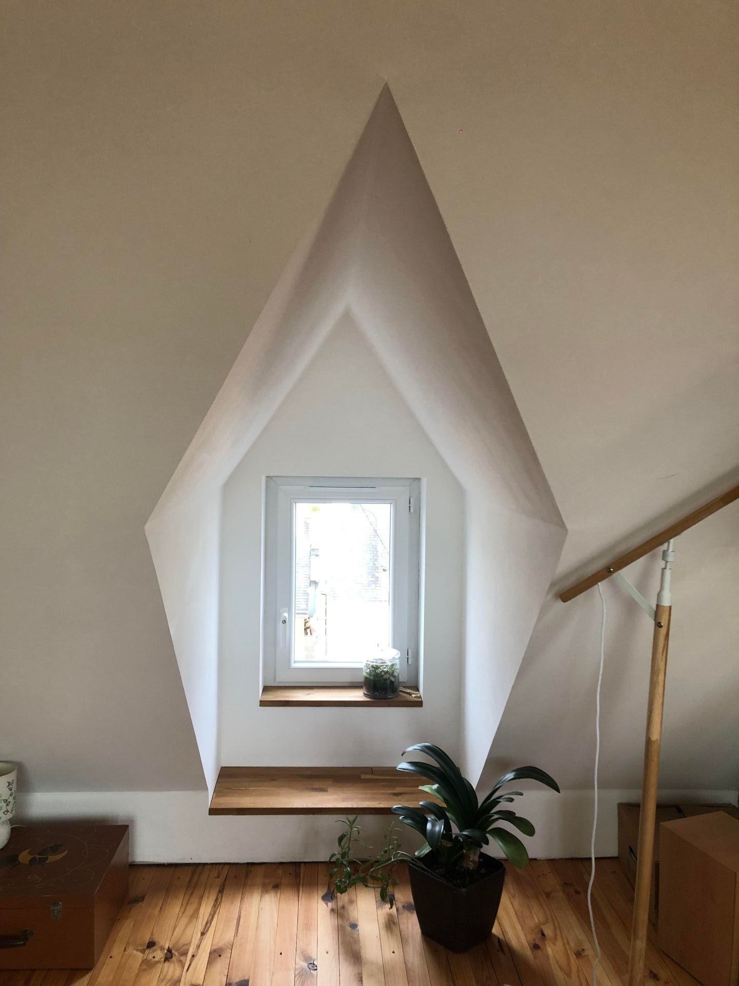 Intérieur de maison avec une fenêtre et son alcôve personnalisée.