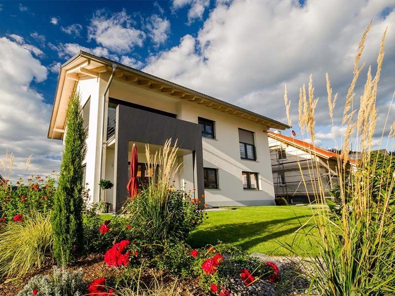 Une maison moderne et son jardin vu en contre-plongée.