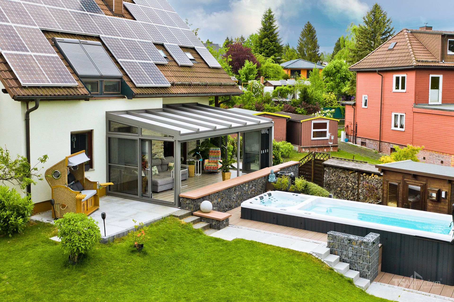 Modernes Haus mit Solarpaneelen, verglaster Terrasse, grünem Rasen und einem Aufstellpool im Garten