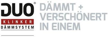 Logo für DUO Klinker Dämmsystem mit dem deutschen Text „Dämmt + verschönert in einem“ auf hellgrauem Hintergrund