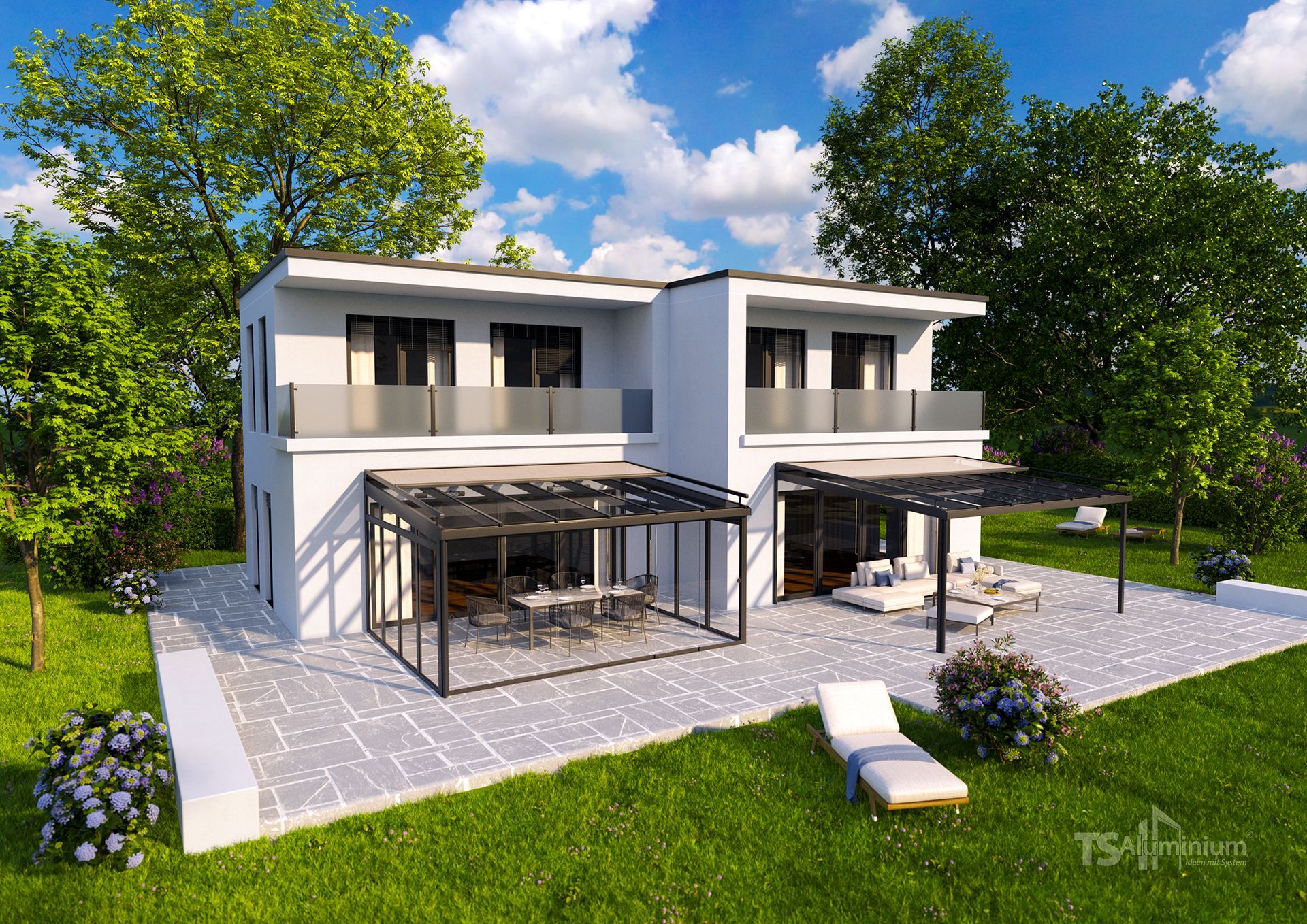 Modernes weißes zweistöckiges Haus mit Terrasse, großen Fenstern und Sonnenliegen auf einem gepflegten Rasen unter blauem Himmel