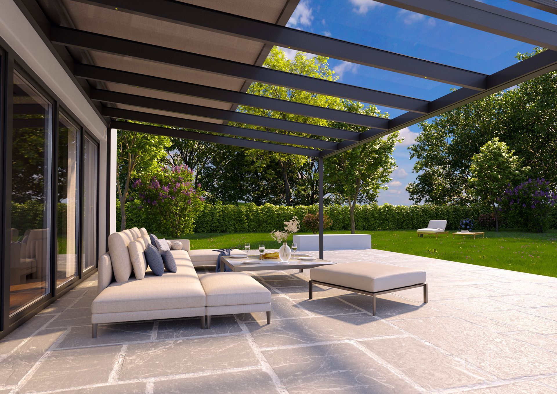 Moderne Terrasse mit beigem Ecksofa, niedrigem Couchtisch und Pergola mit Blick auf einen grünen Rasen