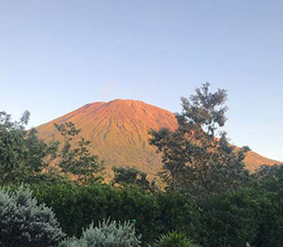 Le sommet d'une montagne au loin.