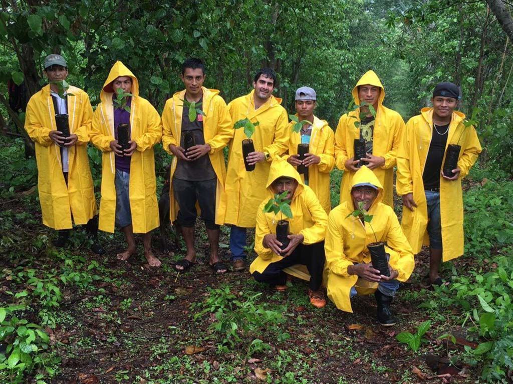 Un groupe de plusieurs personnes portant un ciré jaune.