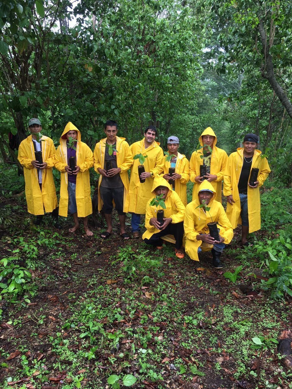 Un groupe de neuf personnes portant un ciré jaune.