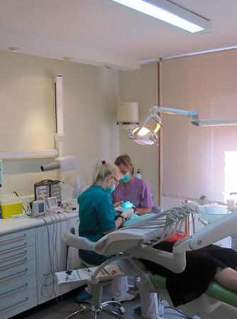 Un dentista está examinando los dientes de un paciente en un consultorio dental.