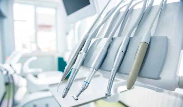Un primer plano de instrumentos dentales en un consultorio dental.