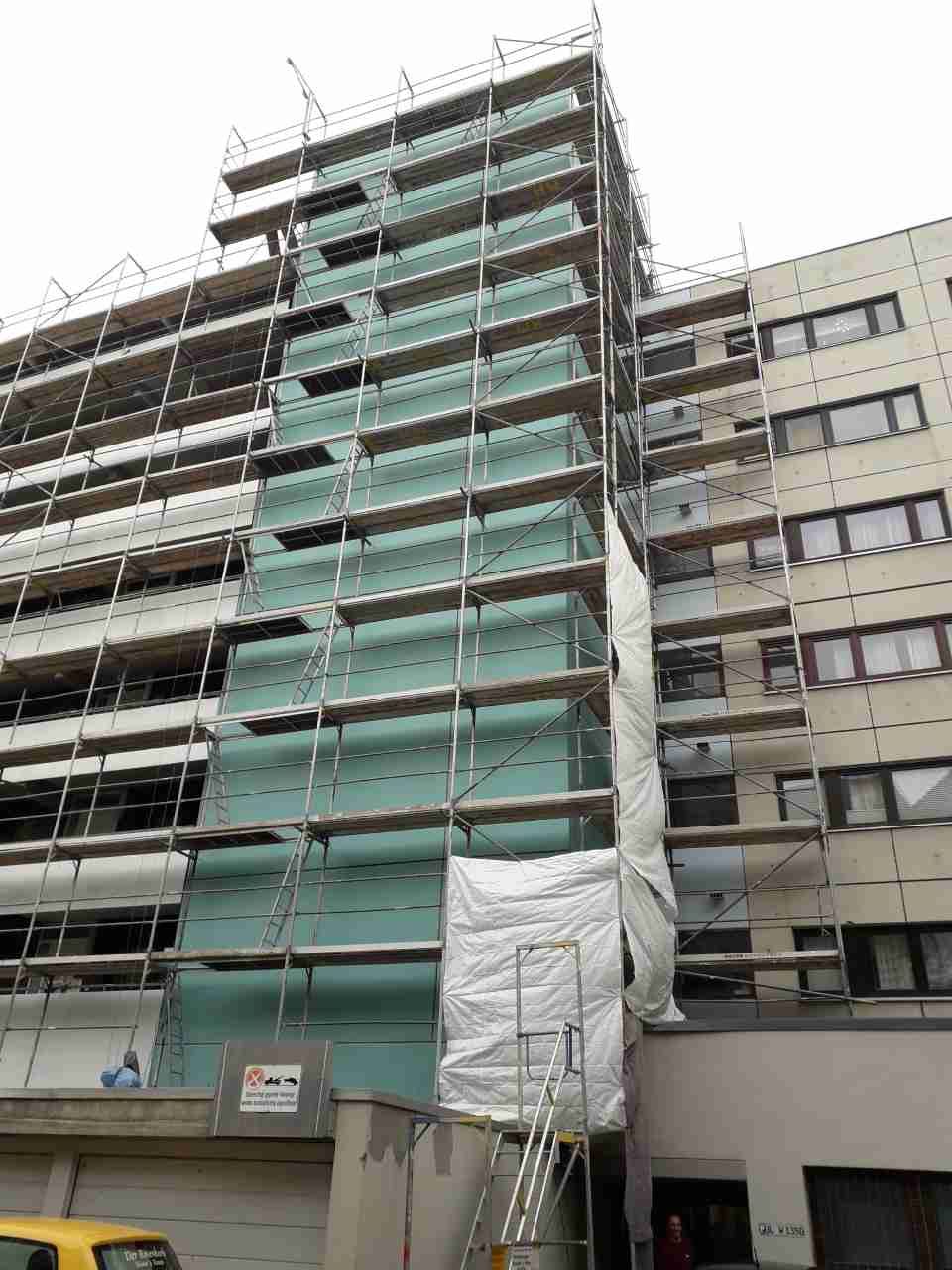 Mehrstöckiges Gebäude mit Gerüst