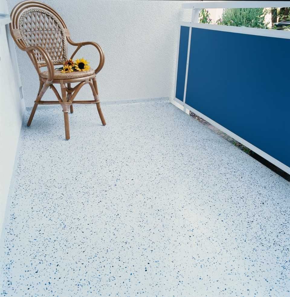 Mehrstöckiges Gebäude mit Gerüst