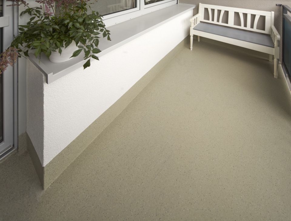 Mehrstöckiges Gebäude mit Gerüst