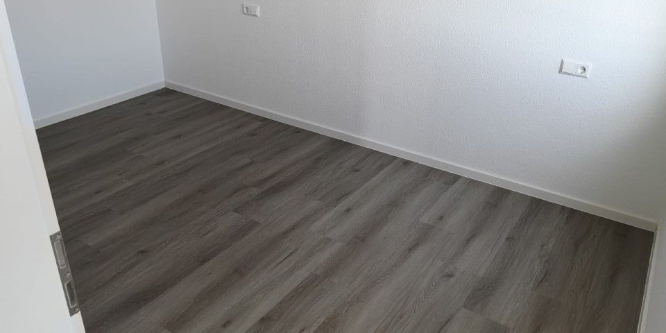 Mehrstöckiges Gebäude mit Gerüst