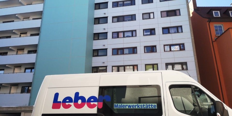 Mehrstöckiges Gebäude mit Gerüst