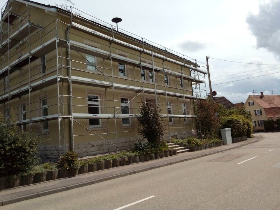 Mehrstöckiges Gebäude mit Gerüst