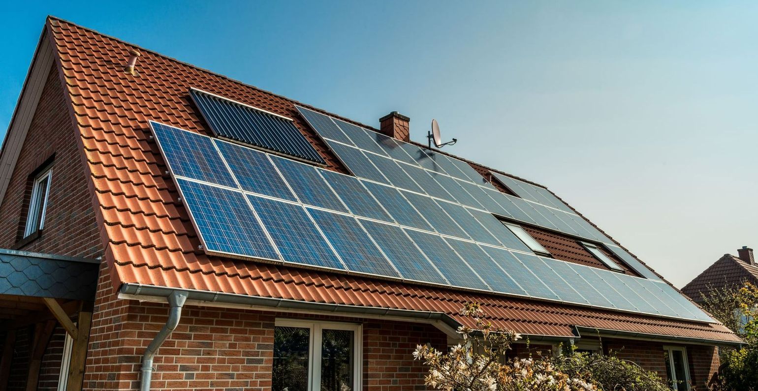 Panneaux solaires neufs sur le toit d'une maison neuve