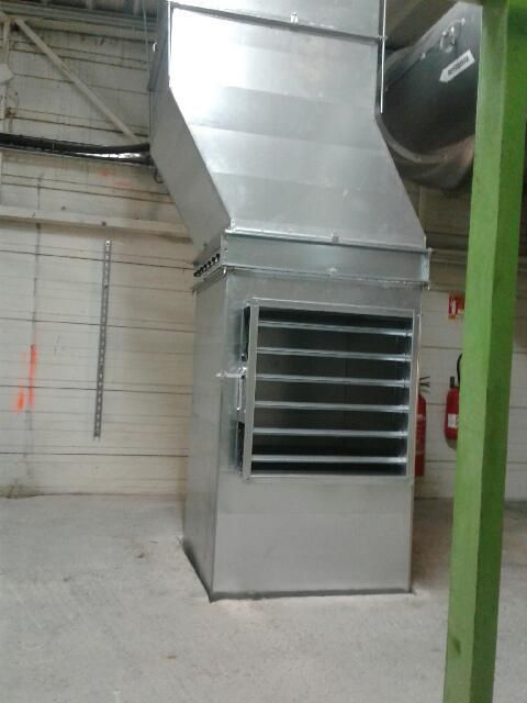 Grande bouche d'évacuation ouverte par une grille