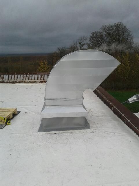 Grand tuyau courbé sur un toit