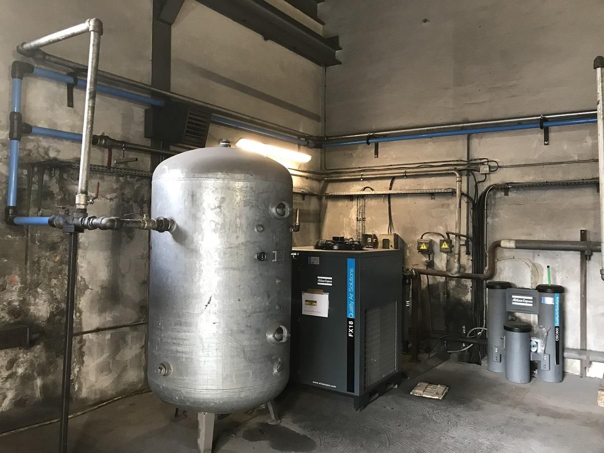 Bombone métallique reliée à un compresseur d'air