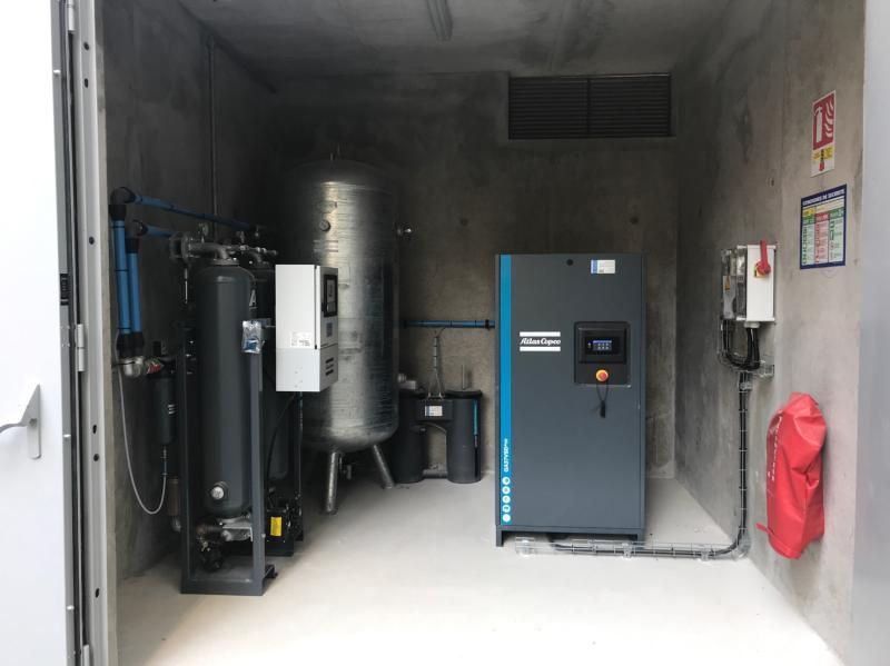 Compresseur et bombone d'air dans un local fermé