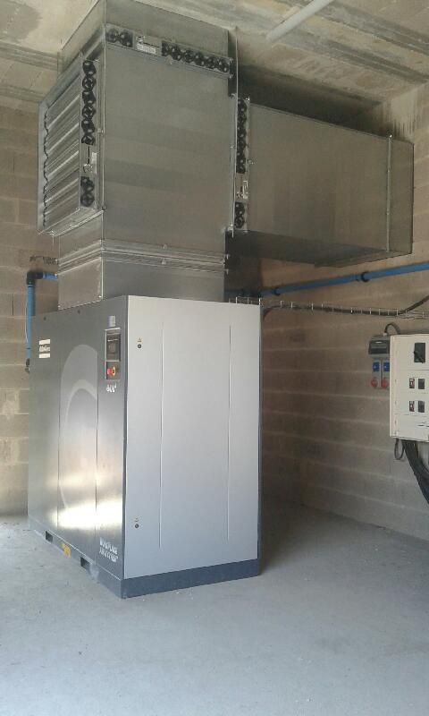 Casier relié à un gros tuyau pour l'air