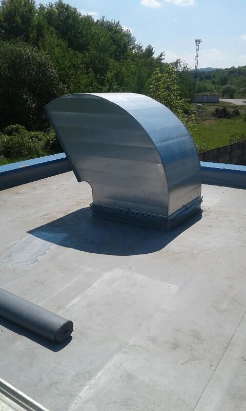 Tuyau d'air sur un toit ensoleillé