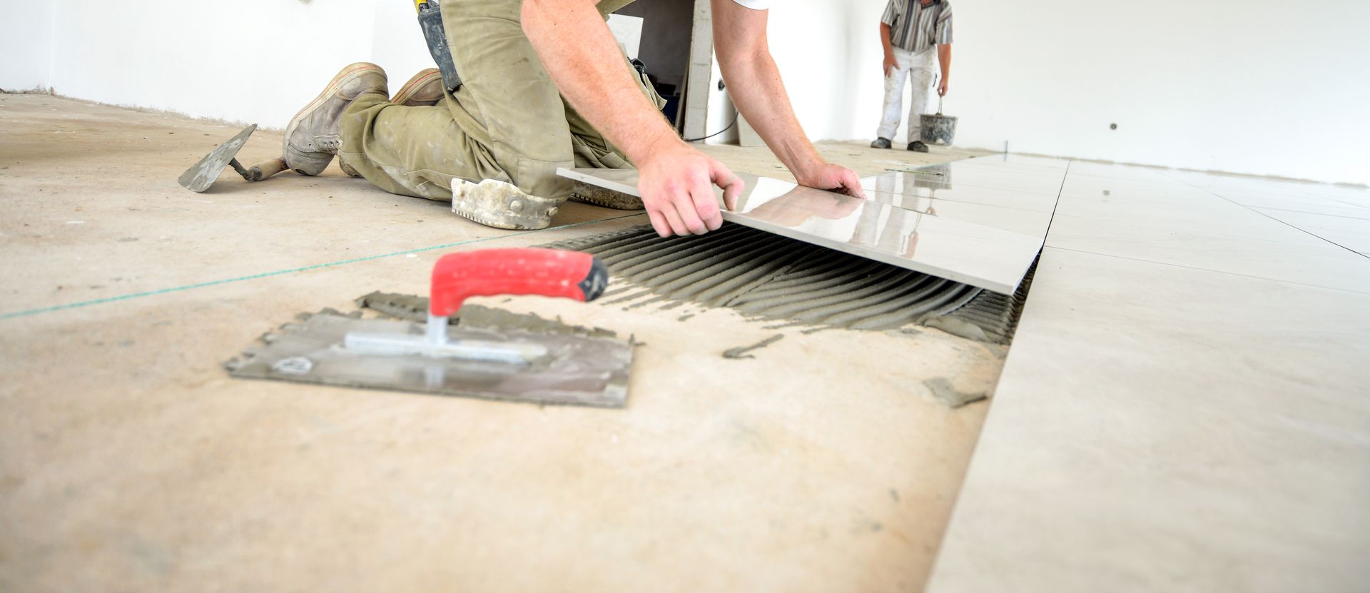 Photo de remplacement du sol en bois par du plancher en béton