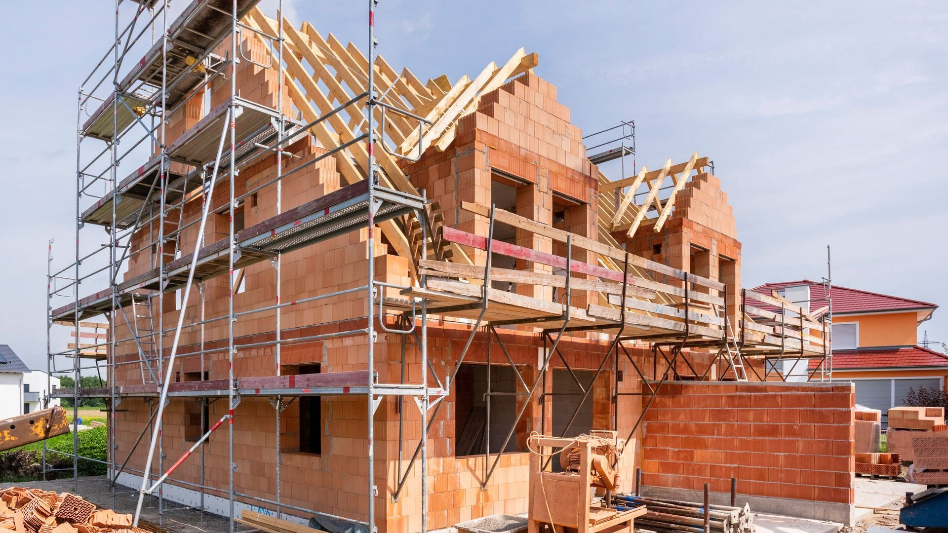 Photo d'une maison en construction avec des matériaux en briques