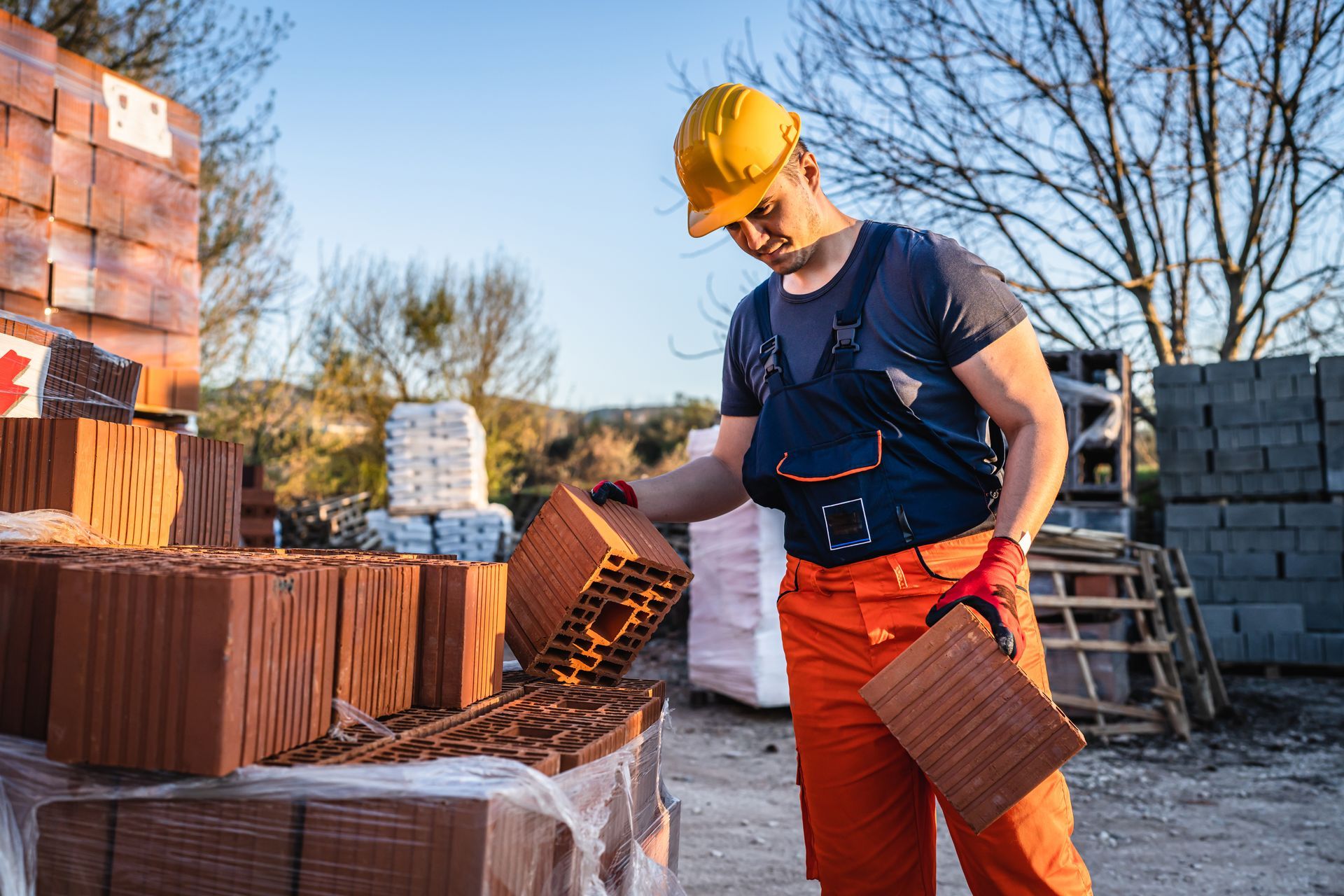 Photo d'un homme embauché dans notre entreprise de maçonnerie