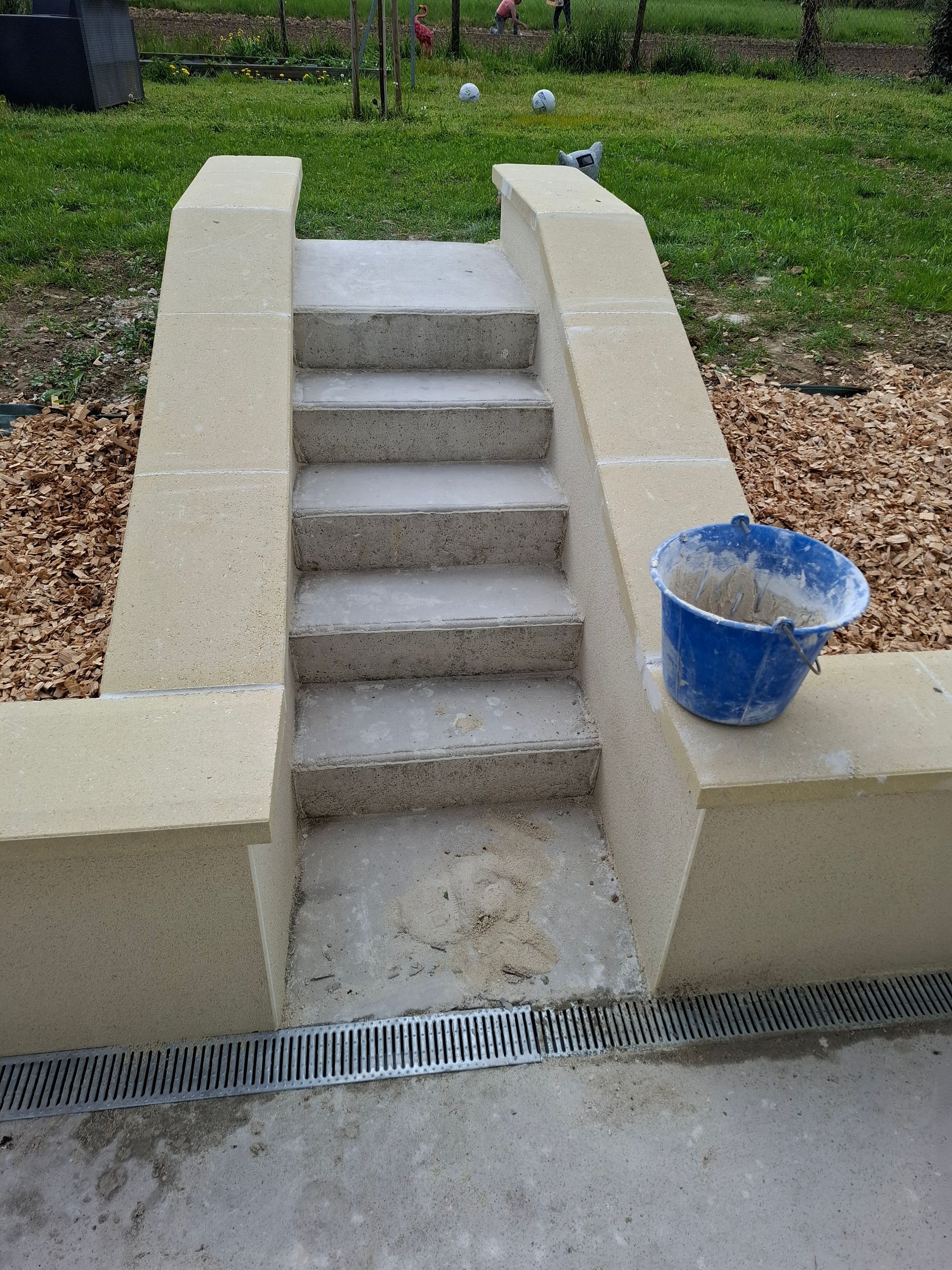 Tranchée de drainage en cours de creusement.