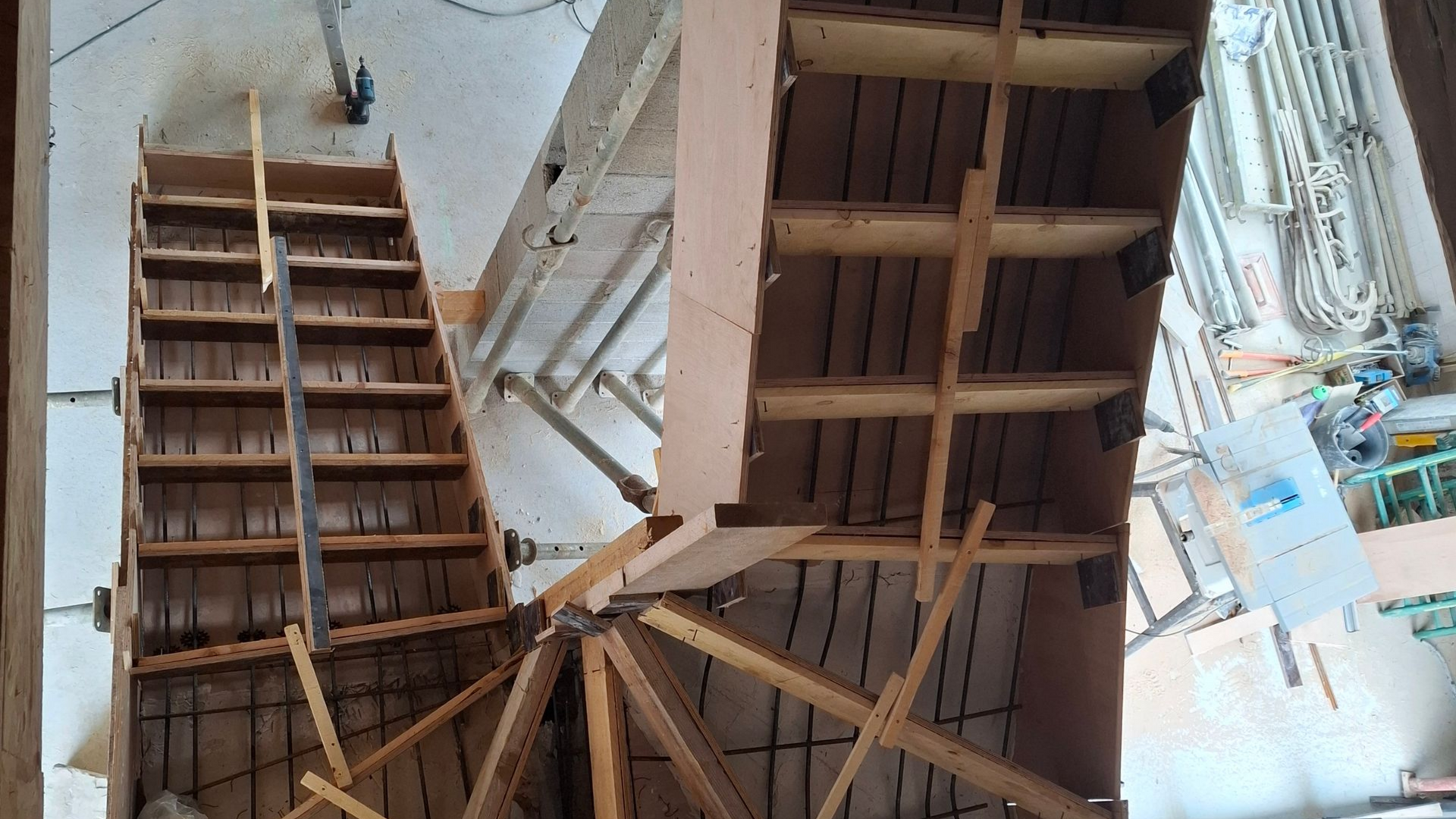 Escalier en bois en construction.