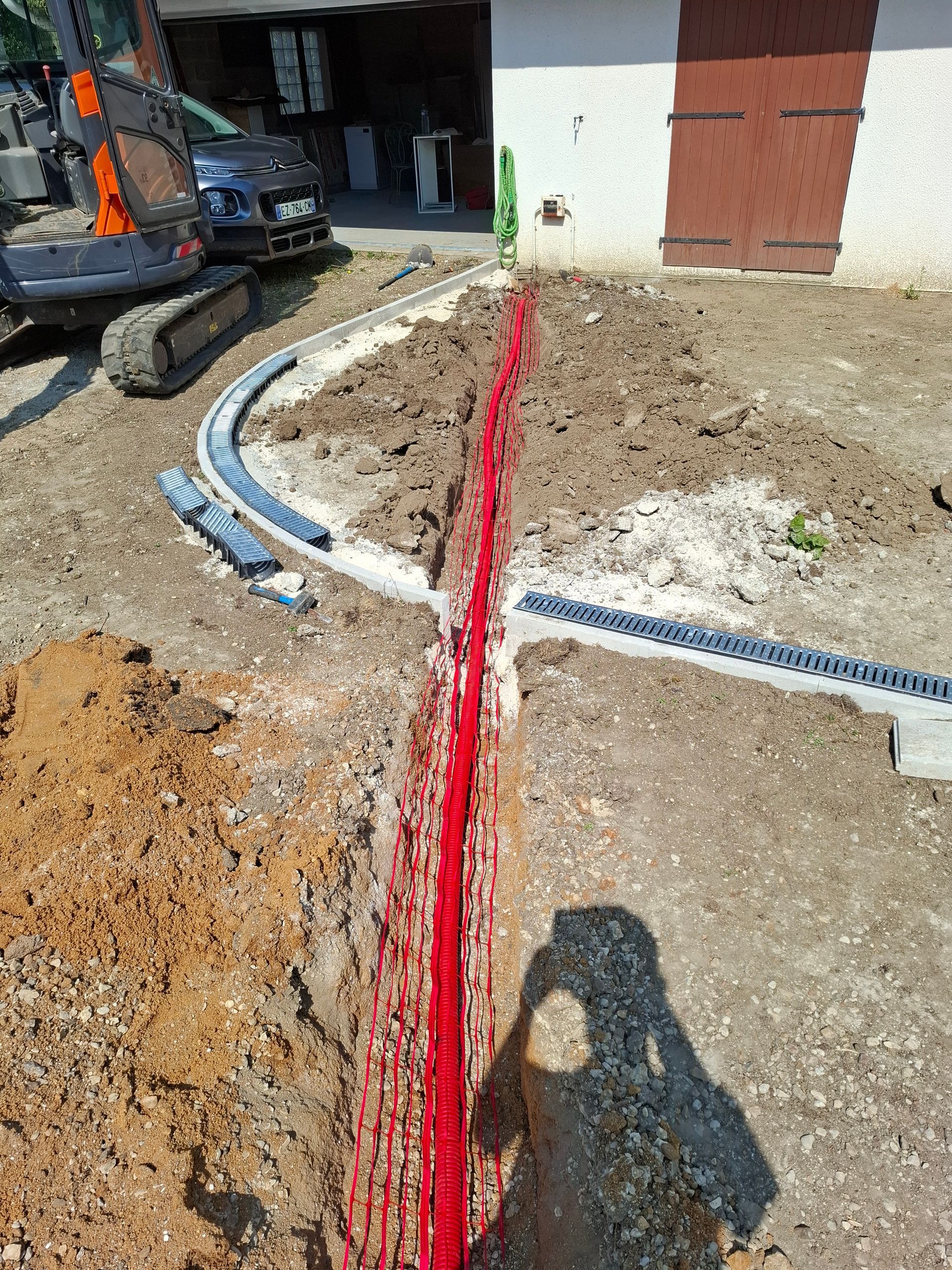 Tranchée de drainage en cours de creusement.