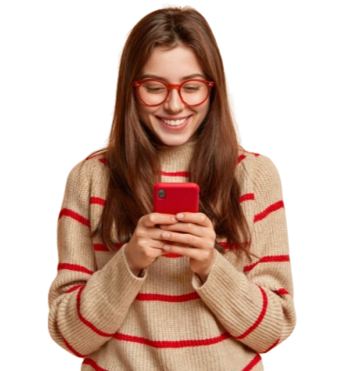 Une personne avec un téléphone à la main.