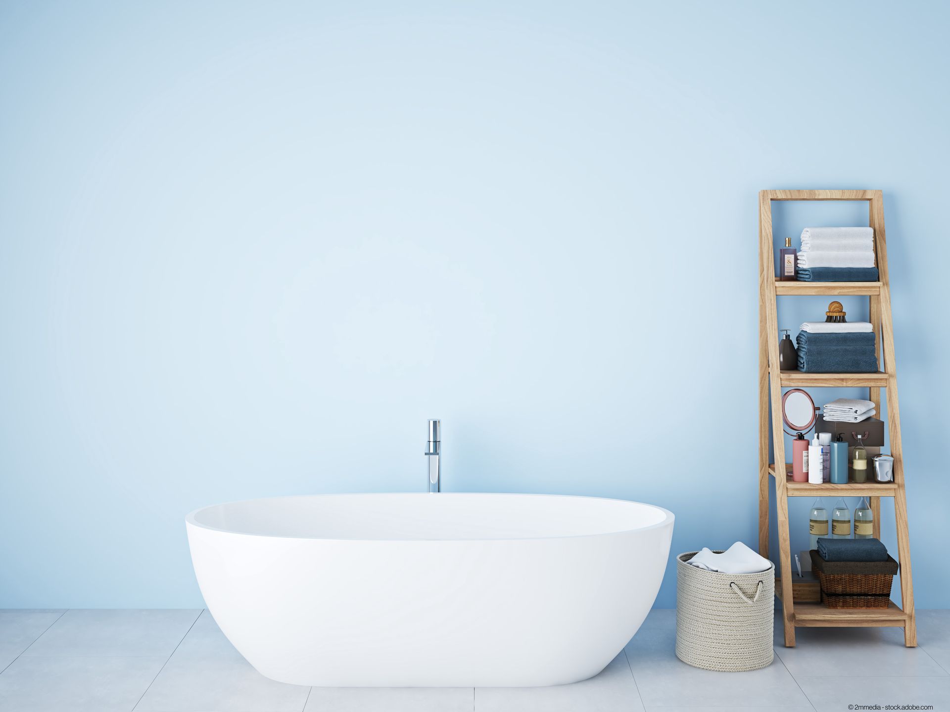 ein Badezimmer mit einer Badewanne und einem Holzregal