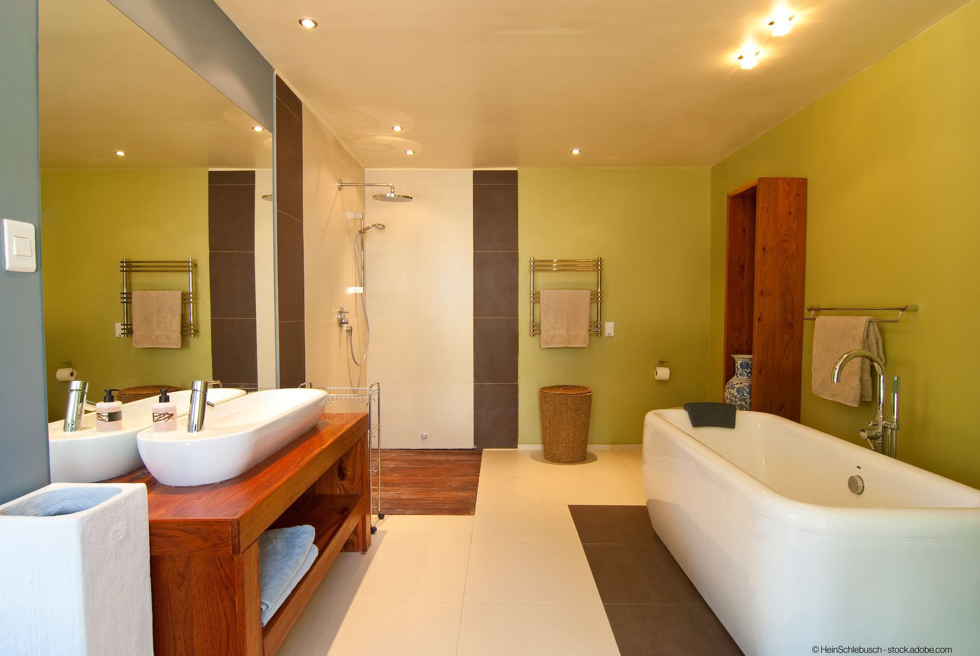 ein Badezimmer mit zwei Waschbecken und einer Badewanne
