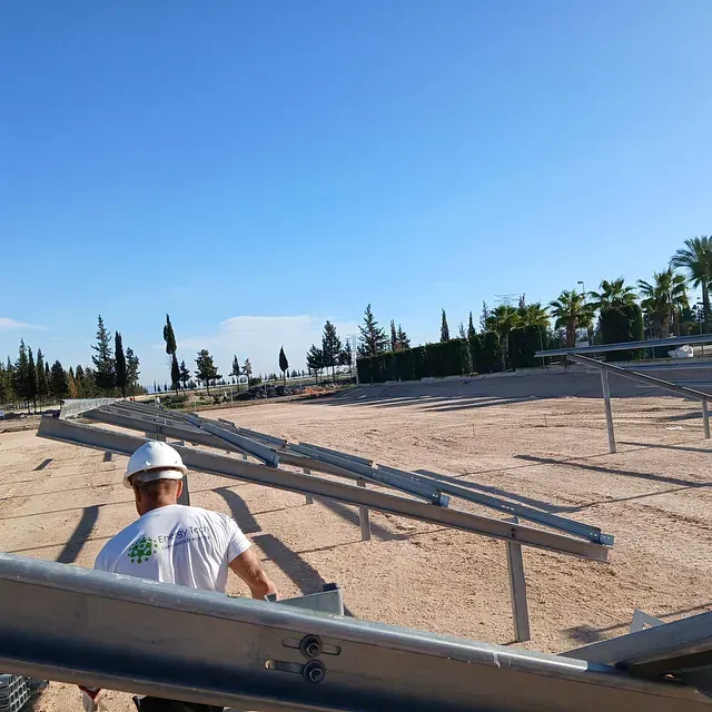 Un hombre que lleva un casco está parado en un campo
