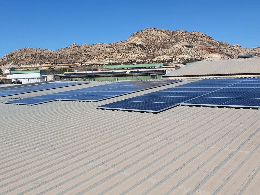 Un techo con muchos paneles solares.