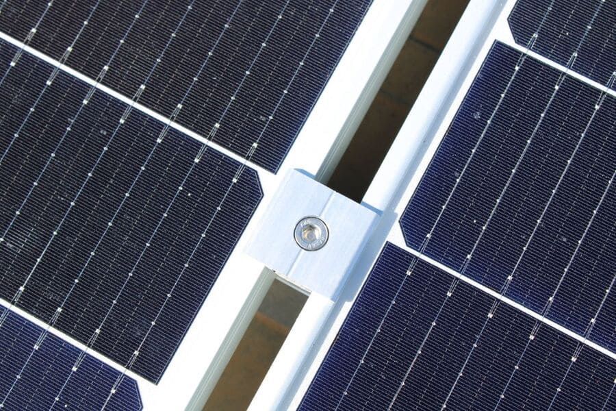 Un primer plano de un panel solar con un marco blanco.