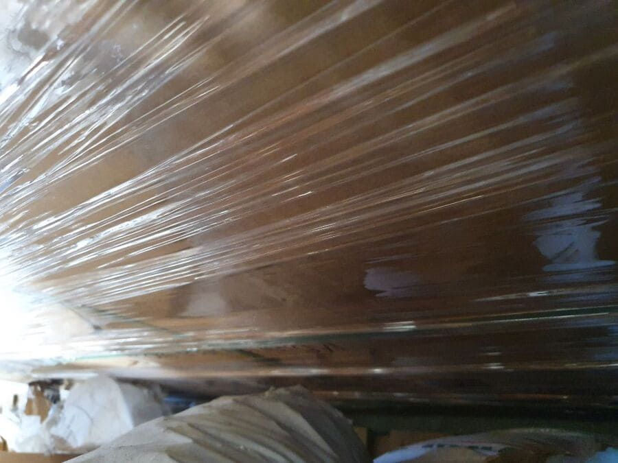 Un gran trozo de plástico se envuelve alrededor de una superficie de madera.