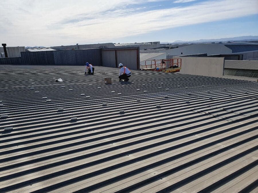 Un grupo de personas está trabajando en el techo de un edificio.