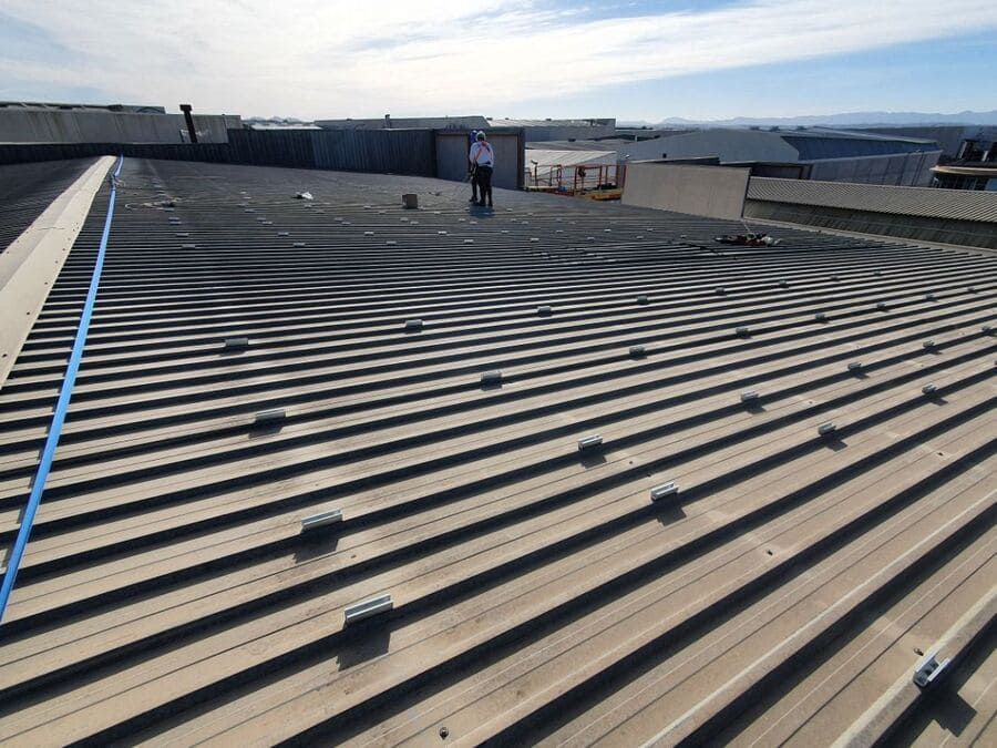 Un hombre está parado en el tejado de un edificio.