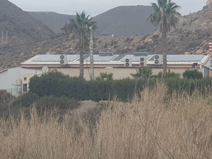 Un edificio con muchos paneles solares en el techo